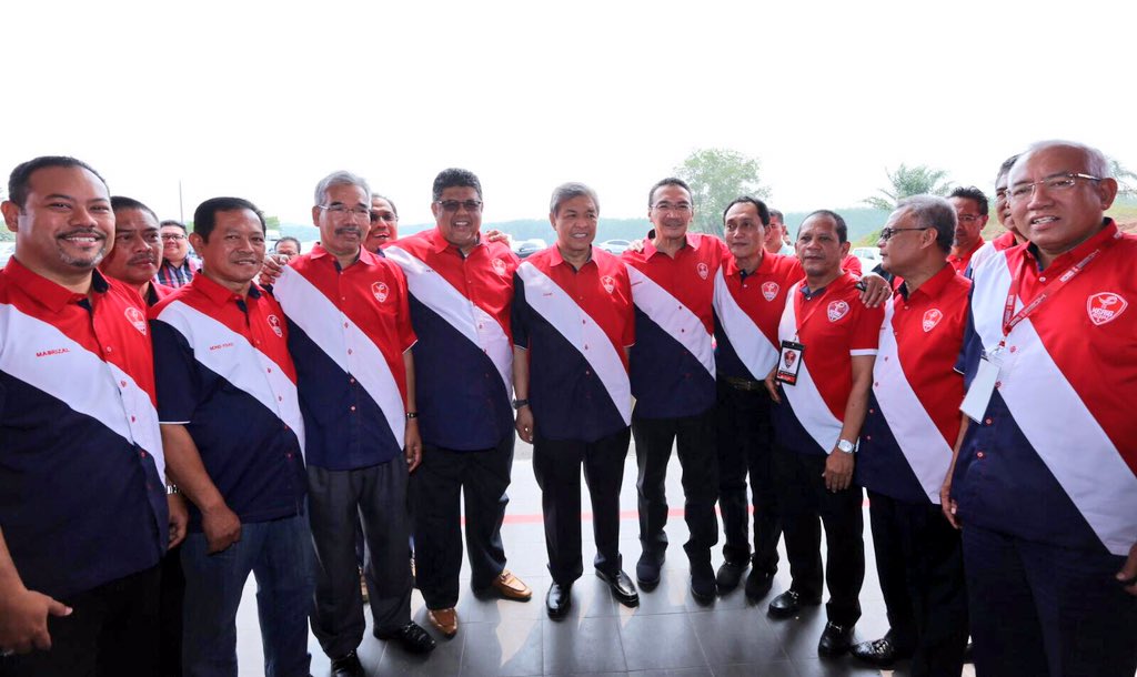 H2OComms's tweet photo. YAB DS @Zahid_Hamidi &amp; DS @HishammuddinH2O bersama kepimpinan UMNO di Majlis Penutup Kursus Keris oleh YAB Presiden https://t.co/DtgxIvwc7k