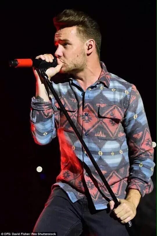 HE LOOKS sO.GOOD #EMABiggestFans1D <a href="/Real_Liam_Payne/">Liam</a>