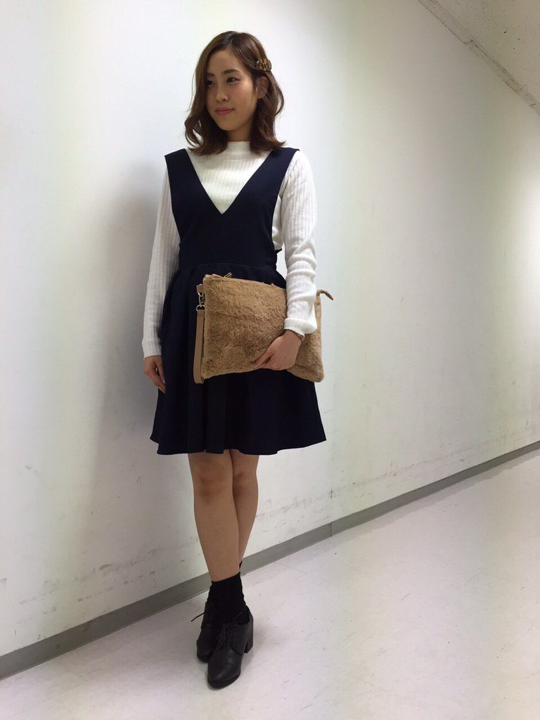 Retrogirl Official Auf Twitter Staff Styling 近鉄パッセ店 膝丈ワンピースでガーリーに 今年流行りのファークラッチとも相性ぴったり Trフレアワンピース 2 990 税 ファークラッチbag 1 990 税 T Co Qvszamizfy