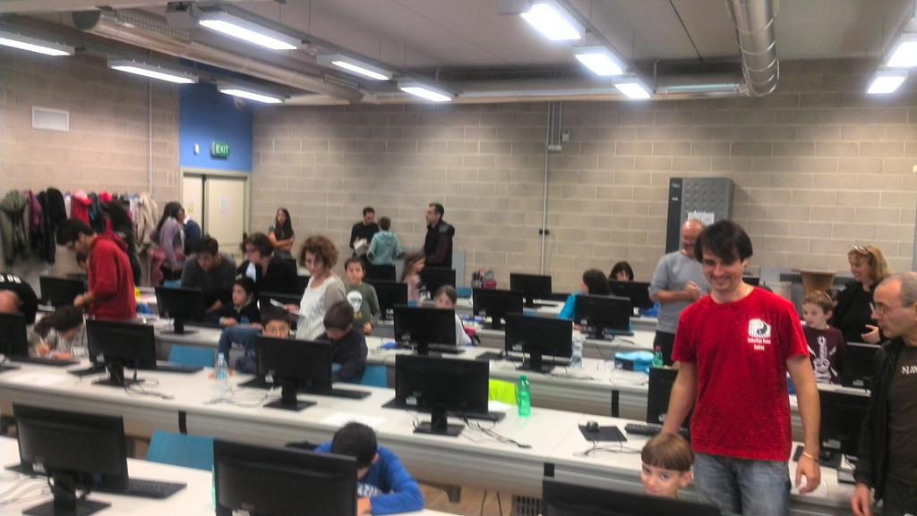 gcolaiac's tweet photo. 25 bambini e relativi genitori con @coderdojoroma al #linuxday2015 . Grazie al @roma2lug https://t.co/gmcvo57Wss