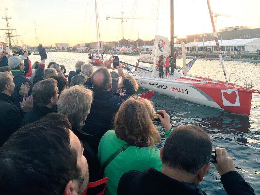 alainjuppe's tweet photo. Bon vent, bonne mer aux 84 marins engagés dans la @TransatJV_fr. Au départ du Havre. Cap sur le #Brésil. #TJV2015 https://t.co/VakgXqk9HN