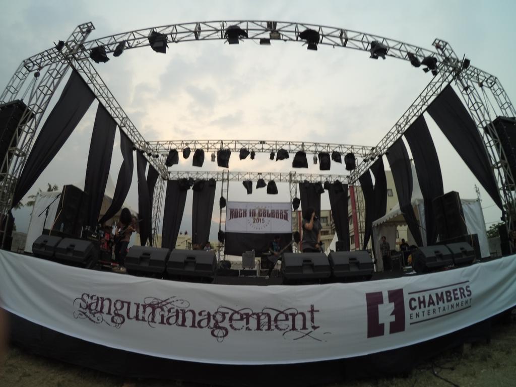 Band Metalcore dengan female vocal yang garang, REVENGE FROM RESURRECTION on stage #RICfest2015 #Palu.