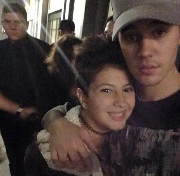 JustinTeamITA's tweet photo. Foto di Justin Bieber con una fan all'aeroporto di Milano. (25/10) #3
#EMABiggestFansJustinBieber https://t.co/f8fBB0FQKz