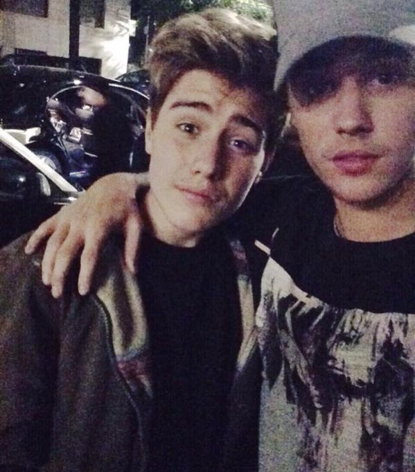 JustinTeamITA's tweet photo. Foto di Justin Bieber con una fan all'aeroporto di Milano. (25/10) #4
#EMABiggestFansJustinBieber https://t.co/9FKW8LWqaM