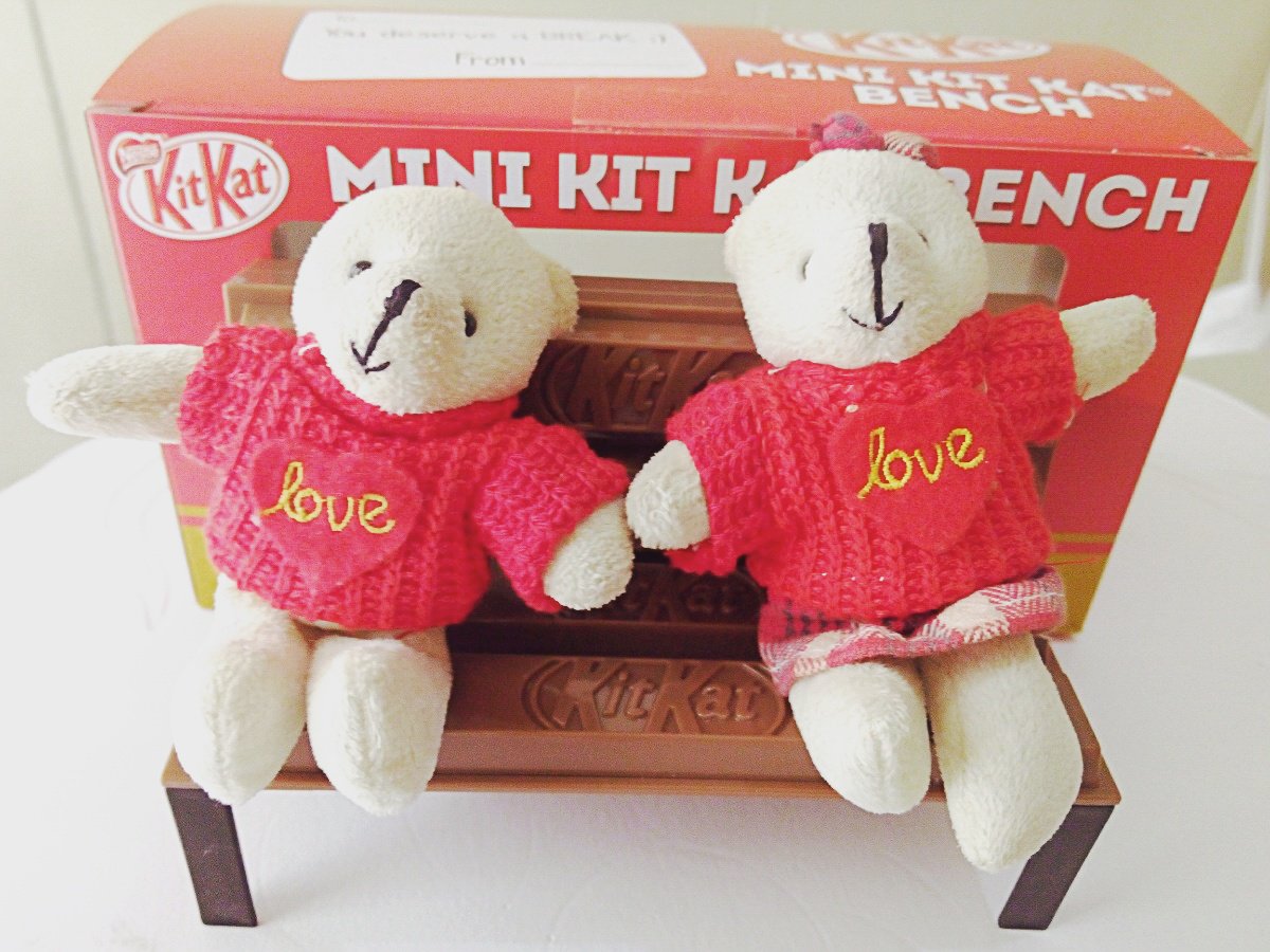 chini_yu's tweet photo. @kitkat_ph Our little teddies relaxing on #KITKATbench β€ππ
#myminibreak
#mybreak https://t.co/VIhCfhDVrJ