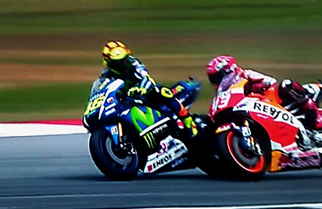 Vertele's tweet photo. Rossi tira a Márquez de una patada en el GP de Sepang https://t.co/qYa4W4Hjgv https://t.co/I3VdTteBDh