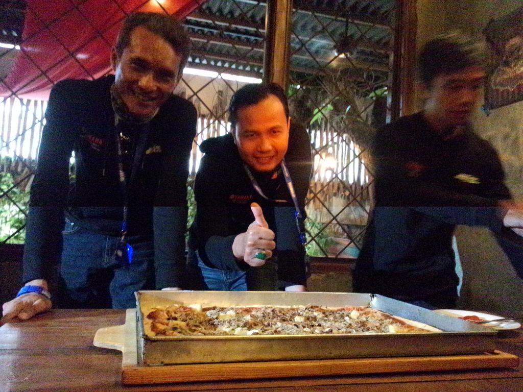 Yg laper disuruh ngabisin pizza seloyang jumbo yg menggagalkan diet @KARNIVOResto <a href="/YamahaJabar/">YamahaJabar</a> yamaha_toursoulGT