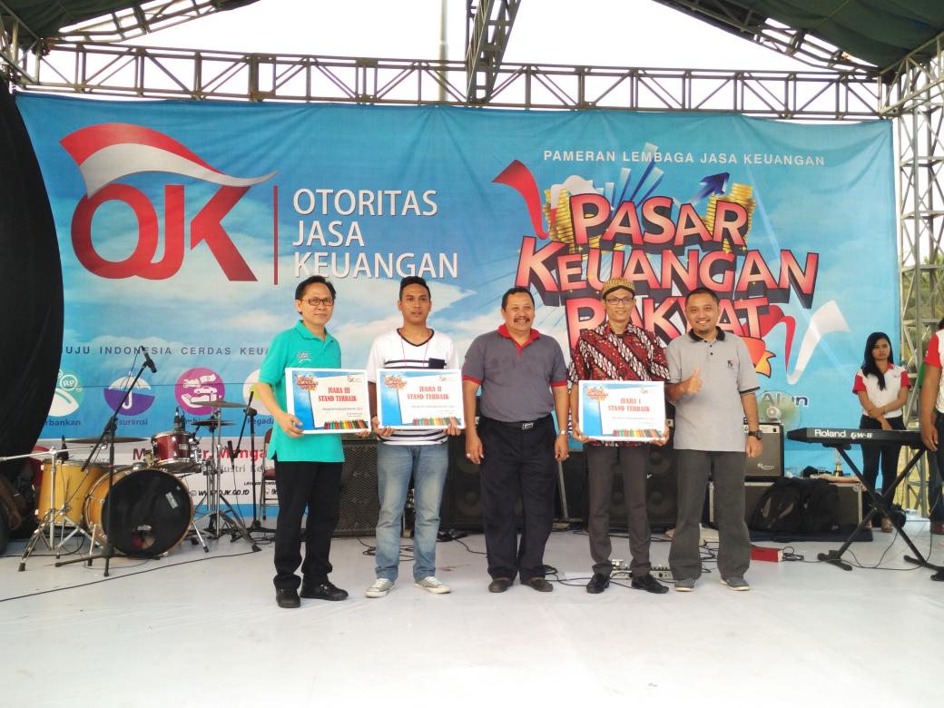 ericfaruqi's tweet photo. Ahamdulillaah, stand @BRISyariah Jember mendapatkan penghargaan stand terbaik di event PKR OJK 2015. https://t.co/i4YmbZVtBN