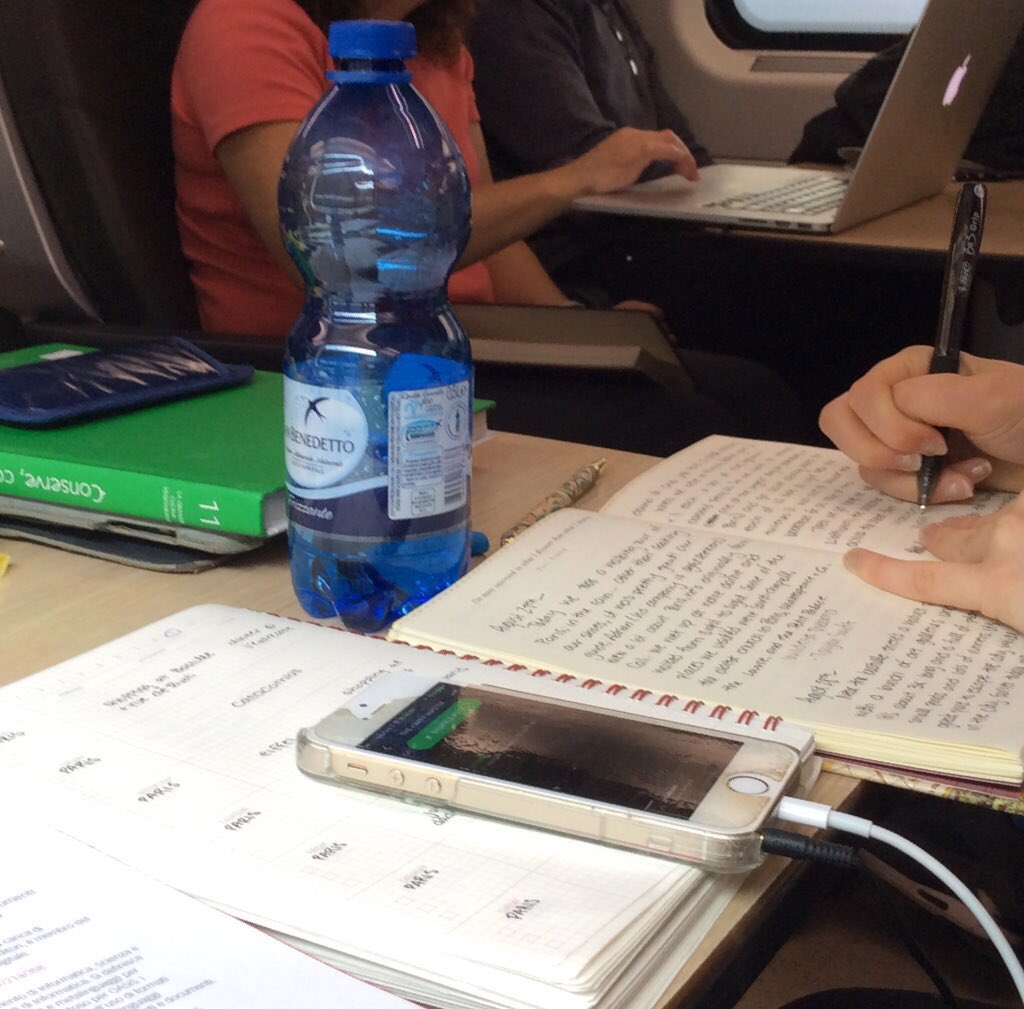 stefvass's tweet photo. Ritorno #IIAS15 #ascolto 15-ne fissa ricordi viaggio: quaderno #date #luoghi,  cellulare #immagini, diario #emozioni https://t.co/hv1htnT4Up