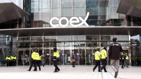processic's tweet photo. มีการเพิ่มกำลังรักษาความปลอดภัยที่ Coex หลังมีการขู่วางระเบิดจากกลุ่ม ISIS via @jasminelep https://t.co/LVBLtJTvcd