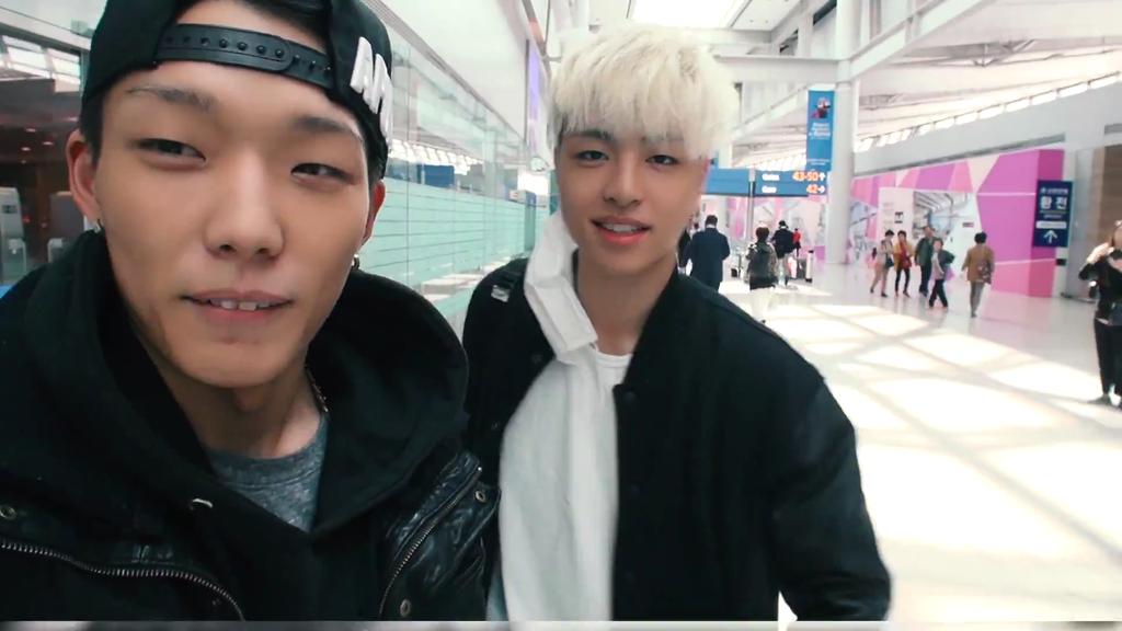 ELEVENBOYSTH's tweet photo. Cap #iKON - 'iKONTACT' BEHIND THE STAGE IN NAGOYA คู่พี่น้องสุดSweeT SwaG #BoBNe 🐰🐺 https://t.co/3hmm6bWnyf
