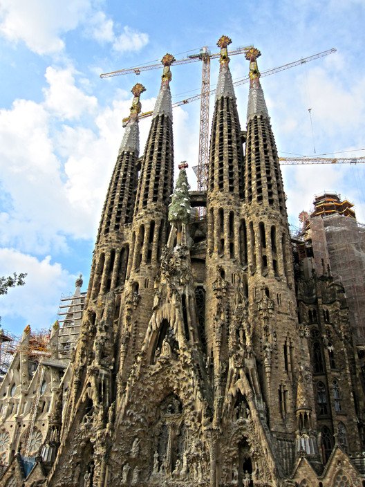 ArchDaily's tweet photo. Gaudí's Sagrada Família to Become Tallest Church in Europe by 2026 https://t.co/yLKs1NcreH https://t.co/AScEku8hRj