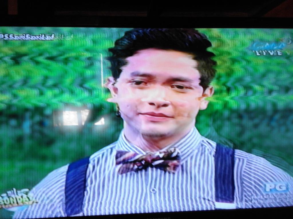Bogum16JK97's tweet photo. Bihira akala ko paiiyakin u nanaman kami @aldenrichards02 
#SPSSariSariLaf https://t.co/zlzusUDXkM