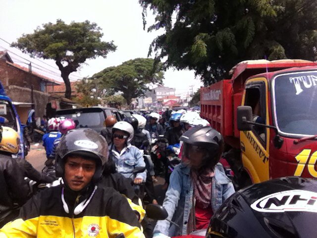 geryslam's tweet photo. @ridwankamil RT @ErlandoJunthak
Manfaat pawai kemenangan apa ? Macet dimana2 ga tertib lalin #pawaipersib https://t.co/Z5M1ZT19cc