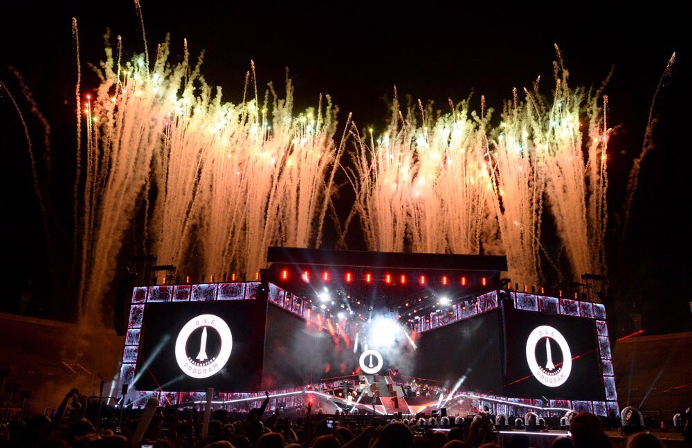 1DUpdate_x's tweet photo. The lights will guide you home  #EMABiggestFans1D https://t.co/Mxj6Vhr6dc
