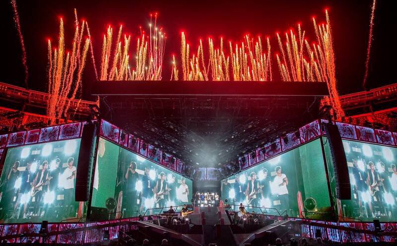 1DUpdate_x's tweet photo. The lights will guide you home  #EMABiggestFans1D https://t.co/Mxj6Vhr6dc