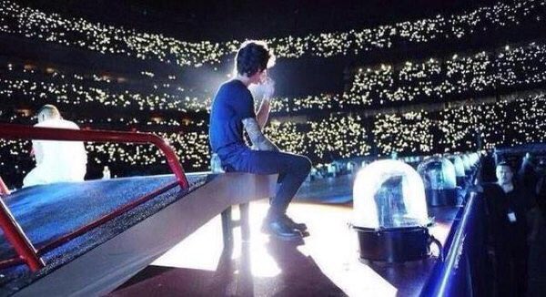 1DUpdate_x's tweet photo. The lights will guide you home  #EMABiggestFans1D https://t.co/Mxj6Vhr6dc