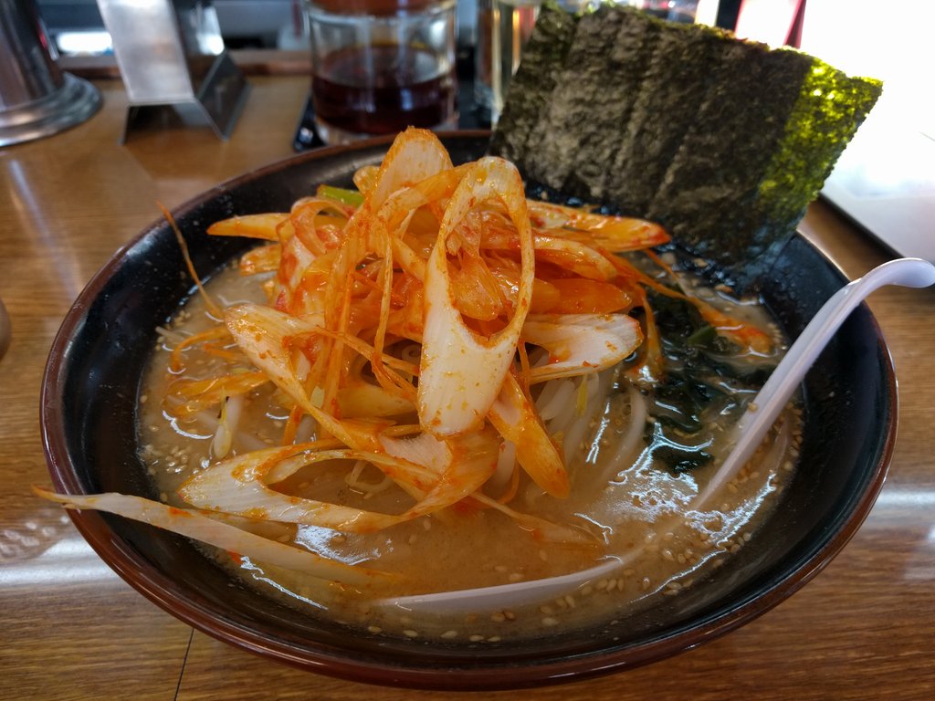 助けよや 運動を帳消しにする為に花楽で白味噌ラーメン 辛かった というか別メニュー出された気がする T Co 9fqpakkric