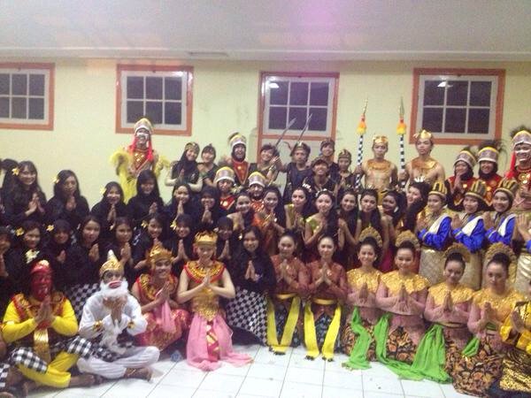 MahakaryaFIB's tweet photo. Penari penari di Mahakarya 2014! Berkonsep Keliling Nusantara, yg puncaknya adalah kolaborasi seluruh penari. https://t.co/6fBCc1lt3Z