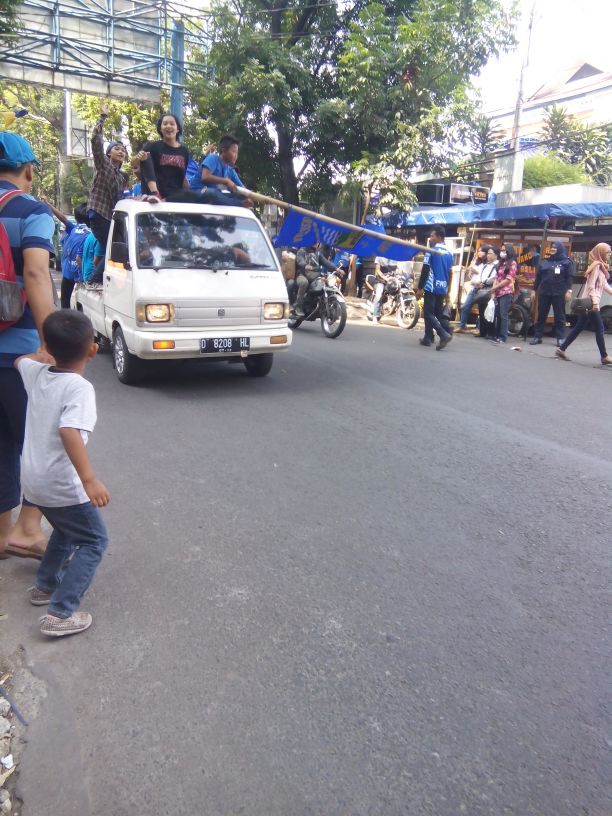 Yeuh kang <a href="/ridwankamil/">Ridwan Kamil</a> mbl bobotoh nu ngahalangan jln d BEC bari ngagerung2