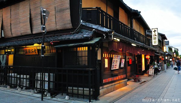 Muzachan's tweet photo. #Kyoto Gion Hanamachi old houses https://t.co/QbdsT87DZm #Japan https://t.co/KQVDfMvO3Q