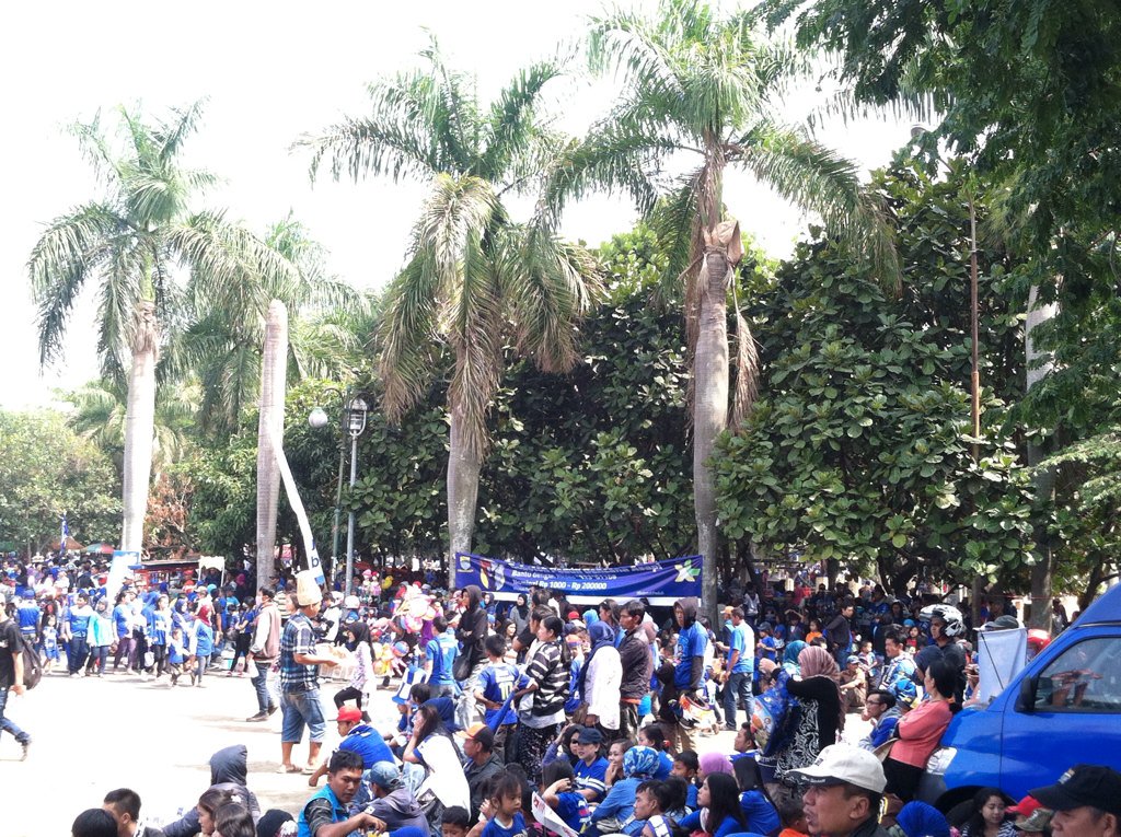 infoupdates_'s tweet photo. Suasana di Lap. Tega Lega dipenuhi lautan biru #UpdateBdg #KirabPersib #PersibDay #PersibJuara https://t.co/6rHoalaWgO