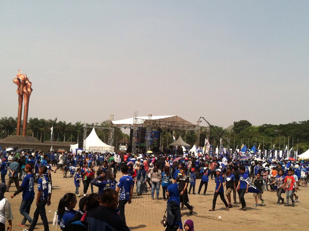 infoupdates_'s tweet photo. Suasana di Lap. Tega Lega dipenuhi lautan biru #UpdateBdg #KirabPersib #PersibDay #PersibJuara https://t.co/6rHoalaWgO