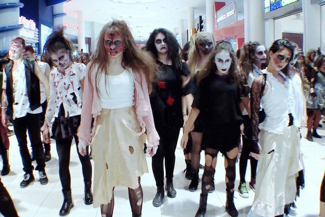 theNearBuyApp's tweet photo. Dance along with zombies to Thriller at The Dubai Mall Icerink the Halloween 31st Oct at 6PM https://t.co/k76uF3VpaU https://t.co/lNJ5b3PUxj