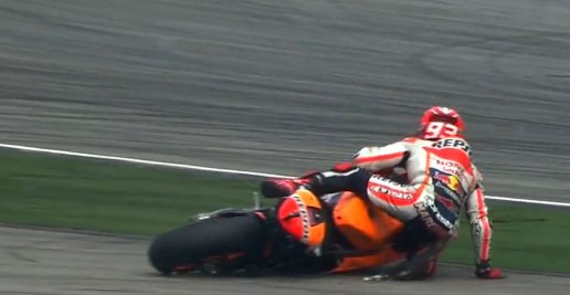 crash_motogp's tweet photo. Rossi looked at Marquez then took him down! Will Rossi be penalised? #MalaysianGP #MotoGP race https://t.co/hwzdxv9aoy