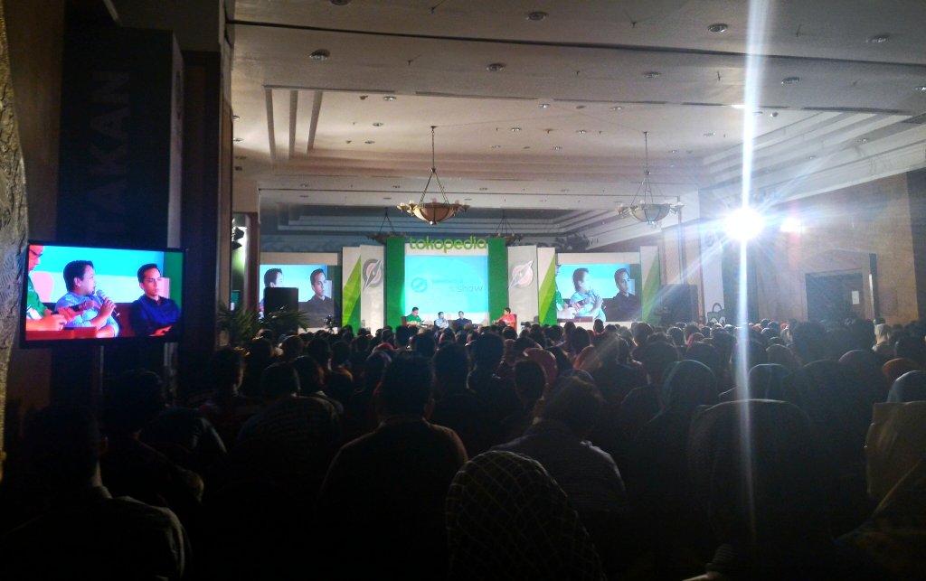 erwnw's tweet photo. Antusiasme warga Solo di @tokopedia Roadshow, luar biasa! @smartfrenworld  #GoForIt  #TopedSolo15 https://t.co/7jmtEOAfxa