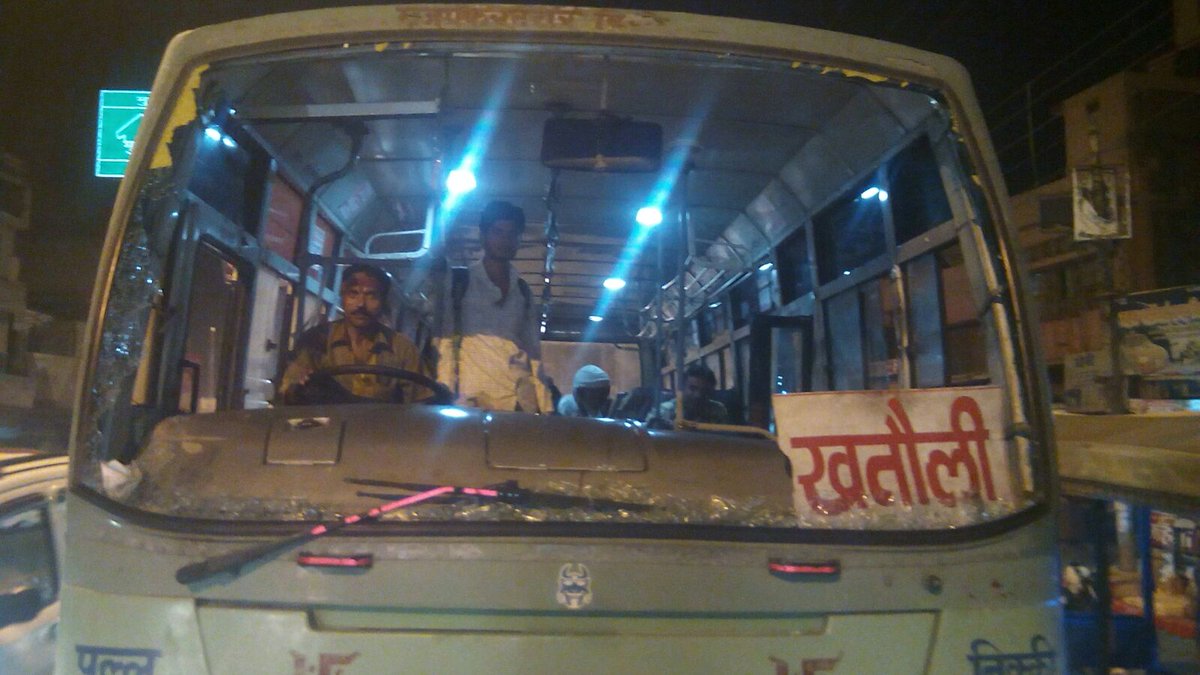 rtinewsonline's tweet photo. #मुजफ्फरनगरः चलती बस पर पथराव, ड्राइवर हुआ घायल
https://t.co/BPR2IzwA3h #MannKiBaat #ChasePower #BanPFITerrorists https://t.co/WVYnA1qkAf