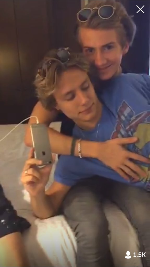 xom_chom's tweet photo. @thefooomusic @INTSonyMusicJP #FoooToJapan
Periscopeだけじゃ足りないよ😭
早く会いたい😭
受験生やけど来日するなら勉強道具捨ててでも会いに行きます😭 https://t.co/vKW6ltfmhX