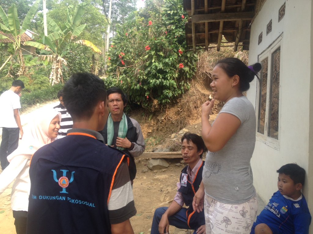 MahaAbdi_'s tweet image. Tim panitia Maha Abdi sedang bertemu ibu-ibu sekitar untuk mengajak mereka ikut berpartisipasi dalam kegiatan FGD.