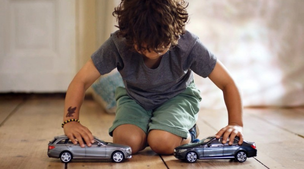 CafeStoryTH's tweet photo. Mercedes-Benz โปรโมทระบบเบรคที่ดีเยี่ยม ด้วยการทำรถของเล่นเด็กที่เล่นยังไงก็ไม่ชนกันเสียที https://t.co/nr6LnJ29CT https://t.co/wXX8U8ua1d