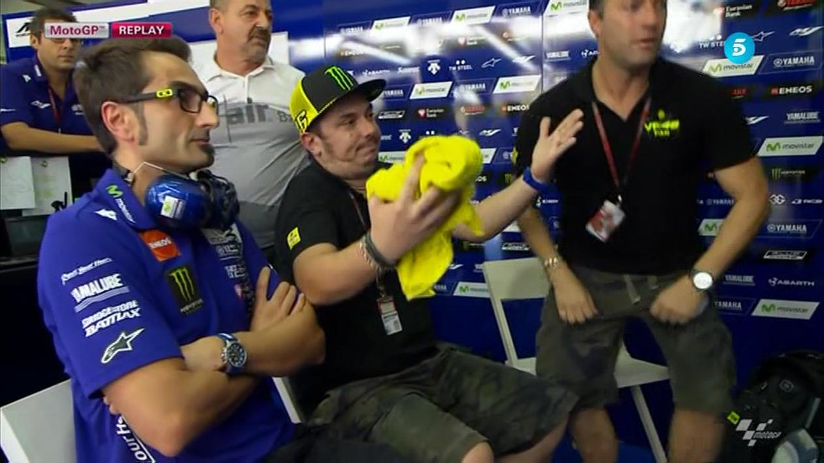 VIDEO: Así reaccionó la gente de confianza de Rossi tras la 'patada' a Márquez mdia.st/1MM7Sum #MalaysianGP