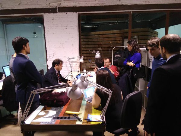 algoritmolegal's tweet photo. Muchas gracias a @Unai_Camargo @RodriguezTucho por ayudarnos con el test de producto de @m3trify #LegalHacktahon https://t.co/LQ8I91FsuU
