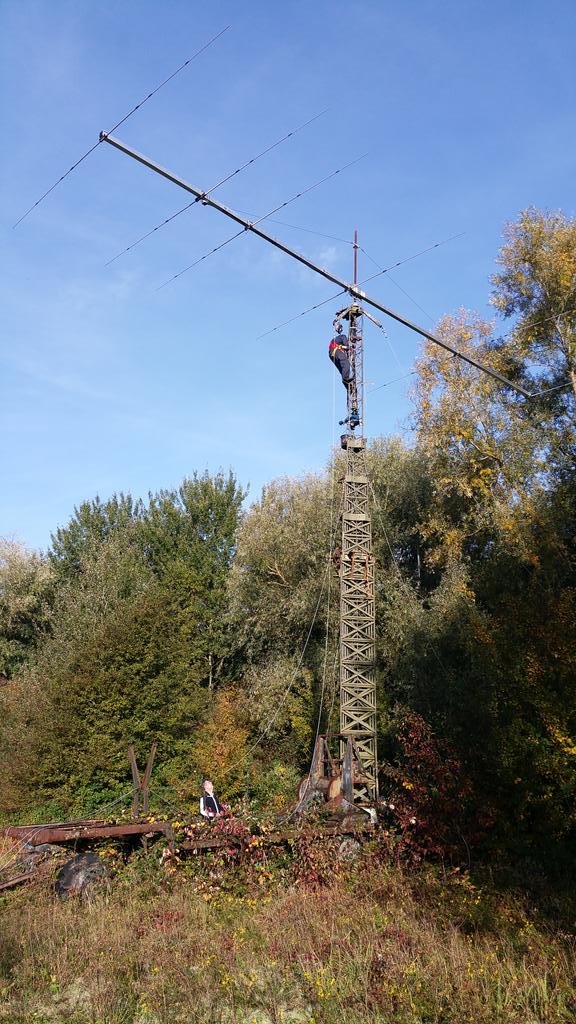 PI4COM's tweet photo. 3rd day in a row of antennawork by #pa3bwd https://t.co/wC7rH3VpOQ