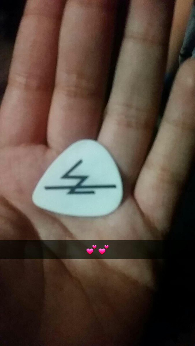 aa400lux's tweet photo. Today was fuckin amazing. Saw my favorite band of all time(All Time Low) and Alex told me he loved me!💕 https://t.co/DNOrFjANUQ