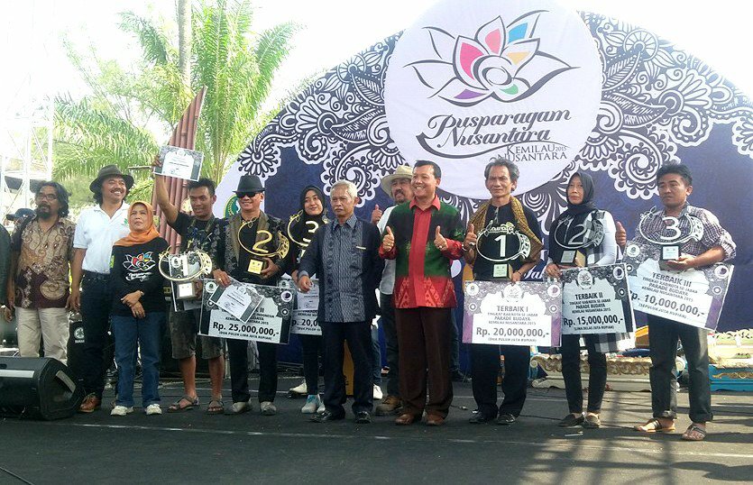 mr_tendinugraha's tweet photo. _alhamdulillah, Juara 1 - Bebegig Baladdewa dari Tatar Galuh Ciamis di Kemilau Nusantara 2015 @kemnus https://t.co/cqnVypnF51