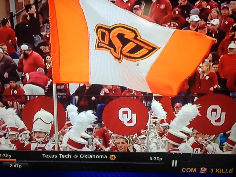 TogiesMama's tweet photo. PLEASE PRAY FOR OSU #OklahomaState *Pic Credit is not mine. OU dedication to moment of silence... https://t.co/k3LxDEiSnq