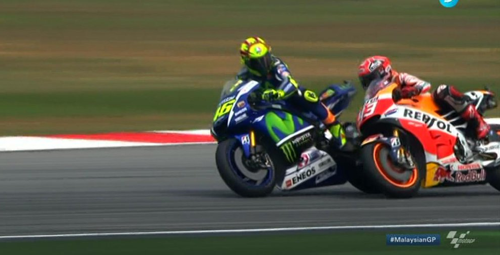 diarioas's tweet photo. Rossi, sancionado con tres puntos en el carnet, saldrá último en Valencia ▶ https://t.co/1XYqgPfTV1 #MalaysianGP https://t.co/Krvu9RDd6J
