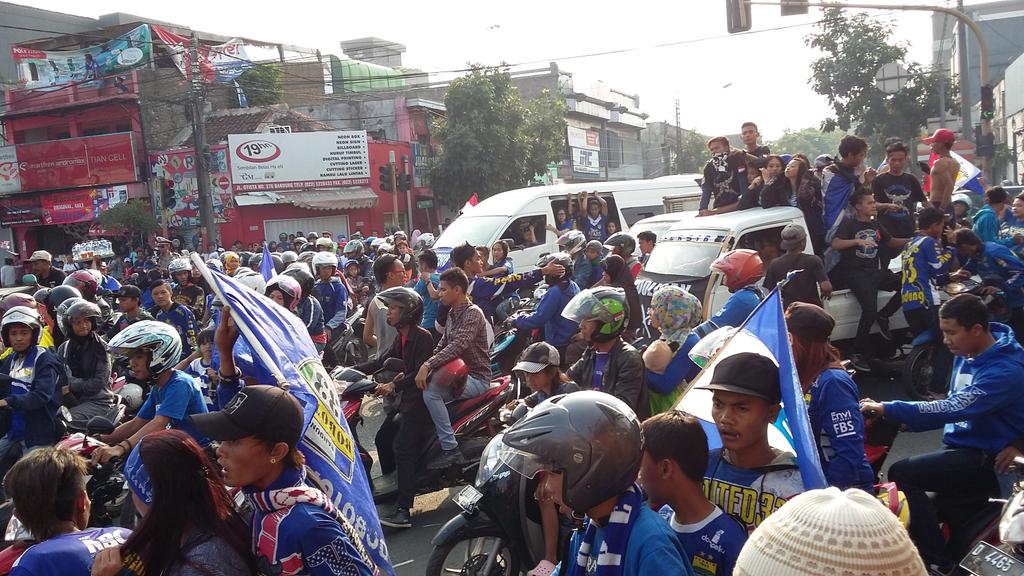 yarakuw's tweet photo. Situasi saat ini di jln otista perempatan ijan @infobdg #persibday https://t.co/n6RJGyV7FS