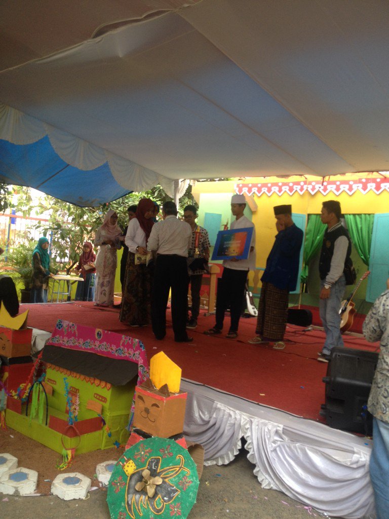 akhirnya kita tau siapa pemenang lomba marawis tingkat SMP 😊 Bagi yang kalah jangan bersedih hati ya 😊