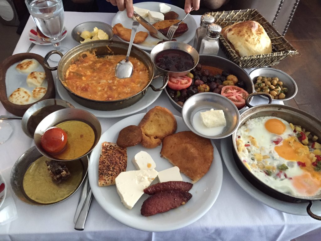 Çok sever pazar kahvaltisini