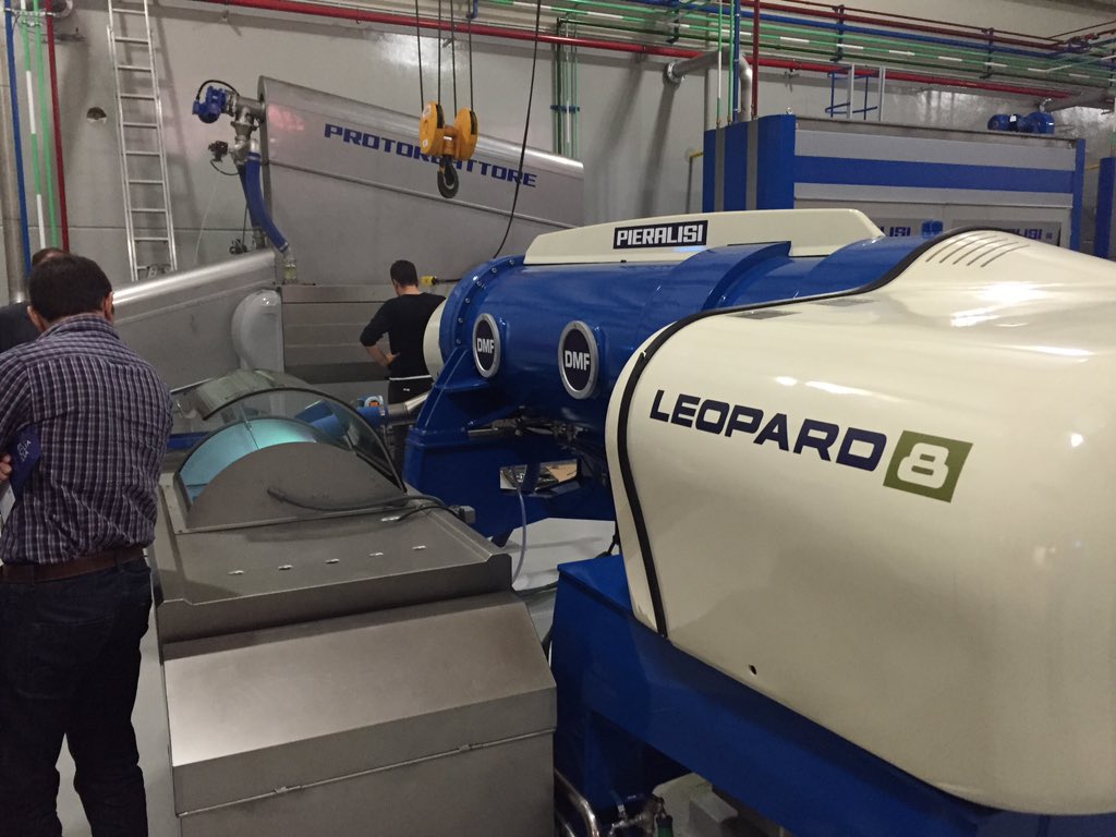 picualia's tweet photo. #EarlyHarvest with #protoreattore #leopard8 @GruppoPieralisi amazing! https://t.co/9COhqodqJP