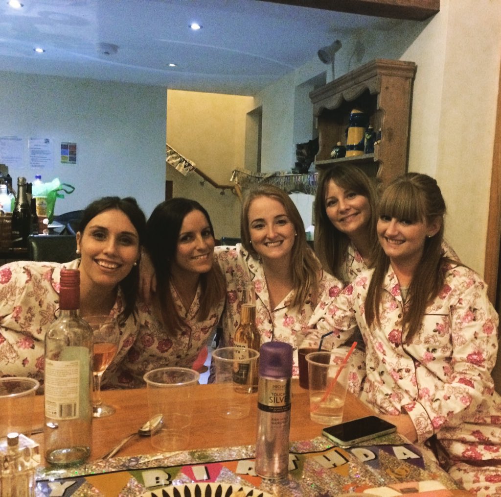 NinaBeth86's tweet photo. #Cottage #Girls #AmazingWeekend ❤️ https://t.co/Me99TV3XDS