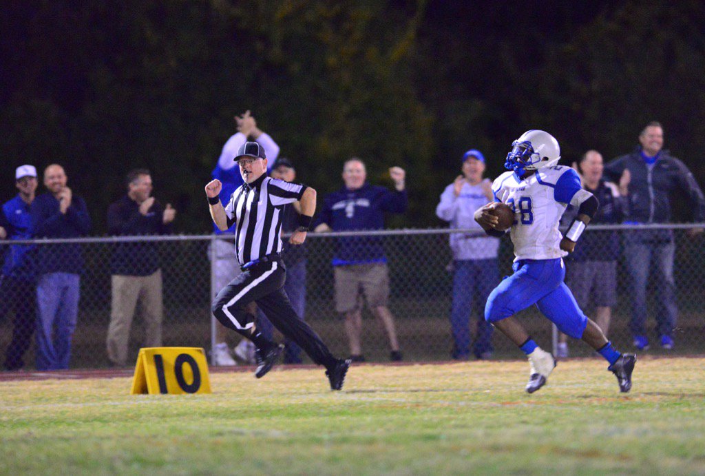 user3314fb's tweet photo. @lhscougarfb Sometimes refs are in perfect sync. #fastref #whosgonnagettherefirst https://t.co/Gojdq4UALZ