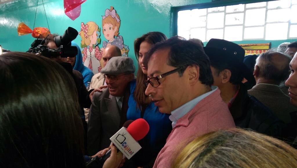 ColombiaHumana_'s tweet photo. "Los ciudadanos antes de ejercer el voto deben hacer un acto de reflexión, buscando la Paz" @petrogustavo https://t.co/vn32zuhQYz