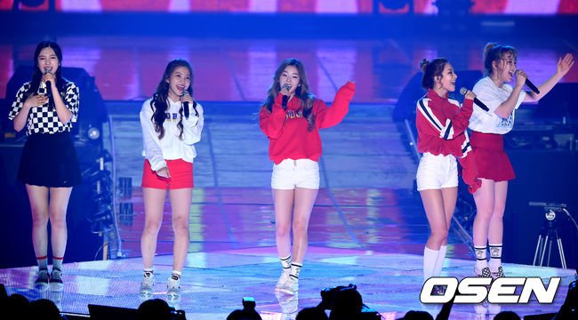 Kkorepo's tweet photo. Red Velvet、いつもキュートですね！「PHOTO@ソウル」#EXO、#RedVelvet　ら参加で「#2015ロッテ免税店ファミリーコンサート」開催！ https://t.co/sQz3uUciOo https://t.co/QTLyJ3TrK1