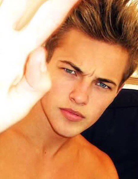 hotguyoverdose's tweet photo. Leonardo DiCaprio in highschool https://t.co/Oz40DoGm2L